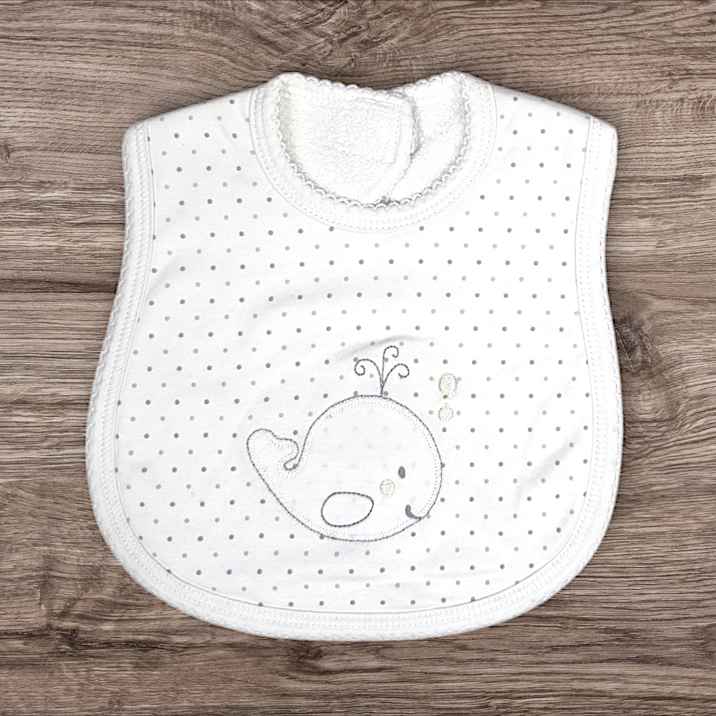 BABERO BALLENITA DE FELPA PIMA EN COLOR BLANCO