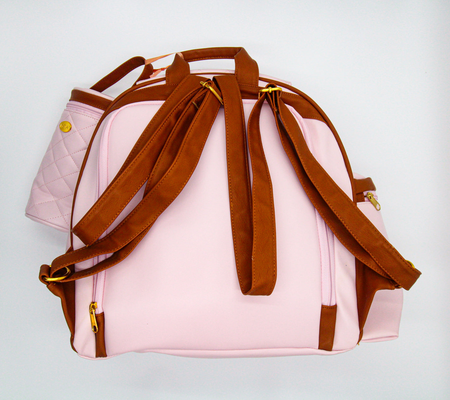 MOCHILA CON PORTA BIBERON DE CUERINA EN COLOR ROSADO-CAMEL