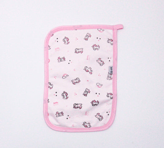 TOALLITA SACA GASES ESTAMPADO EN COLOR ROSA