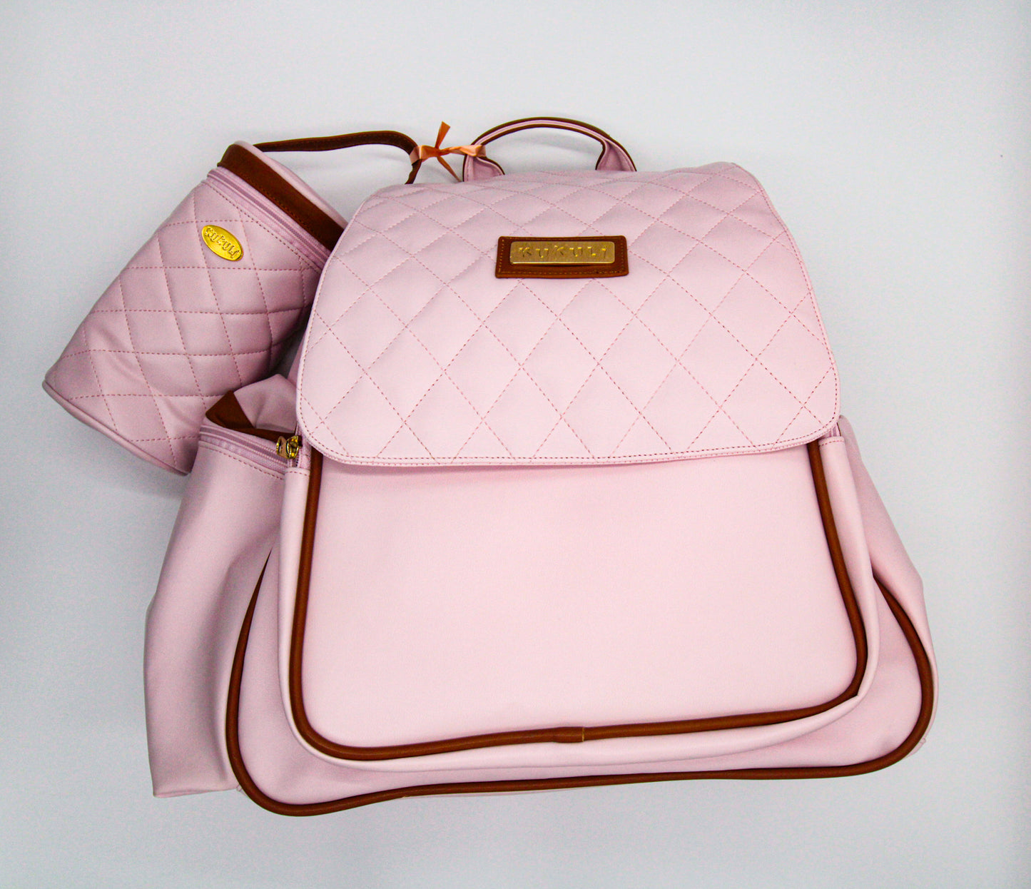 MOCHILA CON PORTA BIBERON DE CUERINA EN COLOR ROSADO-CAMEL